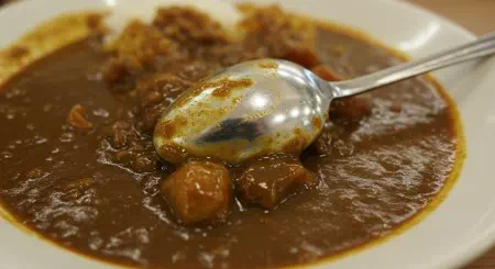 スプーンに映る学食の天井灯