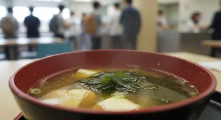 学食の湯気と静かなテーブル面