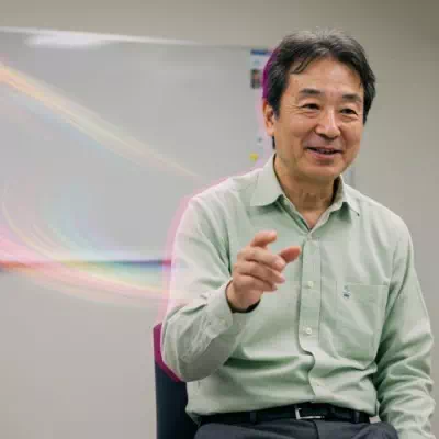 五行 纏志(ごぎょう てんし)。デタラメ大学 波動服飾研究センター長/超繊維未来装学科教授。