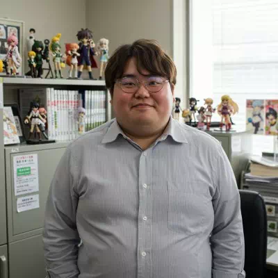 デタラメ大学 SNS考古学部 炎上資料分析学科 教授。
専門は“デジタル火災史”。
インターネット黎明期、「焼きそば太郎」の名で匿名掲示板に出没。
複数回の炎上と復活を繰り返し、SNS史において“最もスクリーンショットを晒された男”として知られる。
座右の銘は「謝罪文は供物、引用RTは薪。バズとは偶然、炎上は必然。」。