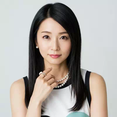 星羅 ひかる(せいら ひかる)デタラメ大学 エセ科学学部 美容量子論学科 特任准教授。元・読モ、現・量子美容研究者。スピリチュアルとギャルマインドの融合を掲げ、「肌は感じる量子でできてる☆」をモットーに講義を展開。見た目はギャル、中身はたぶん光子。現在の研究テーマは「波動ファンデによる恋愛成就率の向上」。講義開始の挨拶はいつも「はい、波動アゲてこ〜↑↑」。