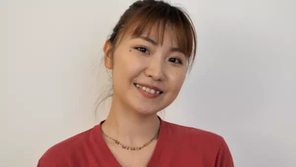 赤い服を着た日本人女性