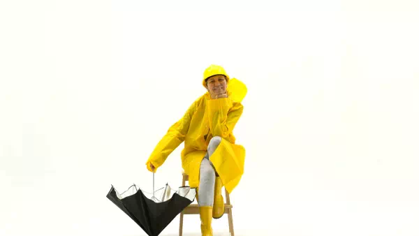 黄色の雨合羽を着た女性
